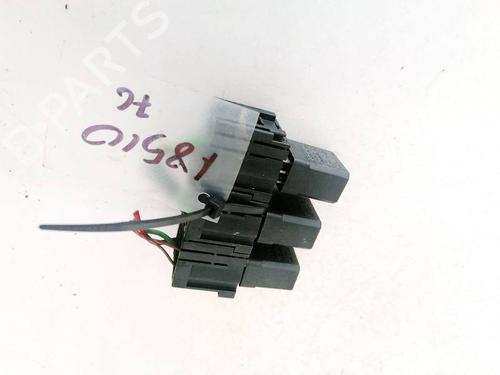 fuse-box-iveco-daily-iv-platformchassis-2006-2007-2008-2009-2010-2011-2012-32920228 main image