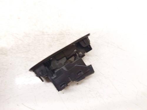 Switch VOLVO V40 Hatchback (525) T2 | BP37653939I30 - Image 2