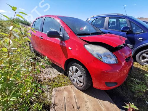 Brugte TOYOTA YARIS (_P9_)  1.33 VVT-i (NSP90_, NSP90R)  4915394