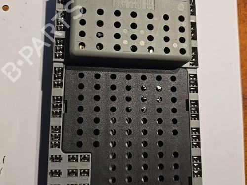 Used Fuse box Fuse box VOLVO V70 II (285) D5 (163 hp) 34050668 34050668