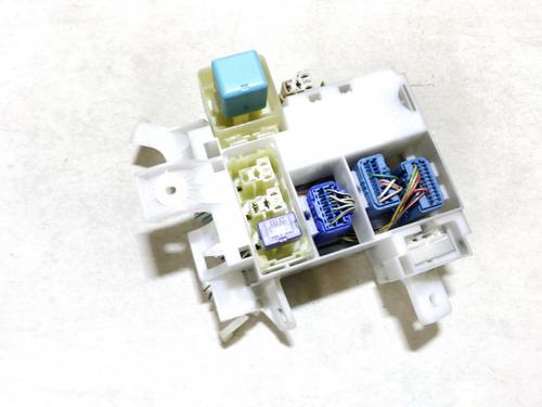 fuse-box-toyota-corolla-saloon-_e12_-2000-2001-2002-2003-2004-2005-2006-2007-2008-33068250 main image