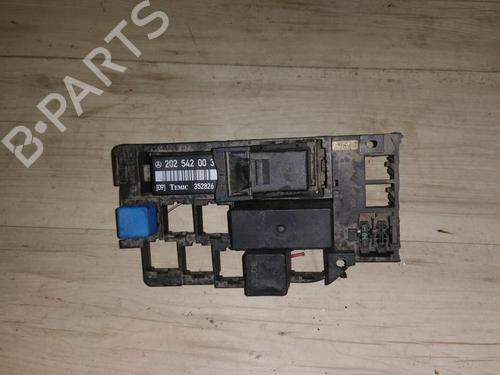 Used Fuse box Fuse box MERCEDES-BENZ C-CLASS (W202) C 220 D (202.121) (95 hp) 33480673 33480673