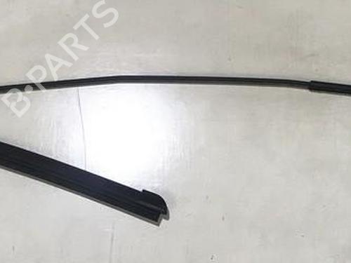 Used Front windshield wiper arm Front windshield wiper arm 33492220 33492220