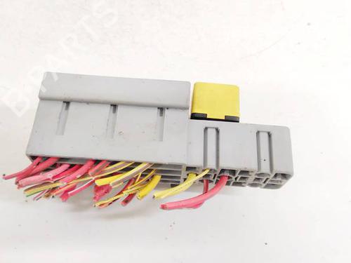 Used Fuse box Fuse box 32928775 32928775
