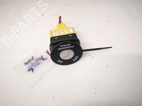 switch-kia-ceed-hatchback-ed-2006-2007-2008-2009-2010-2011-2012-32902643 main image