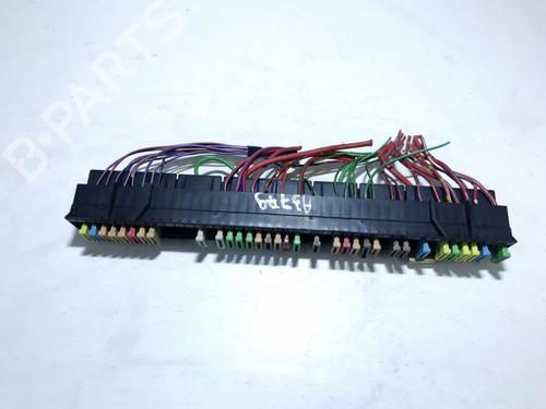 fuse-box-bmw-5-e39-1995-1996-1997-1998-1999-2000-2001-2002-2003-33504781 main image