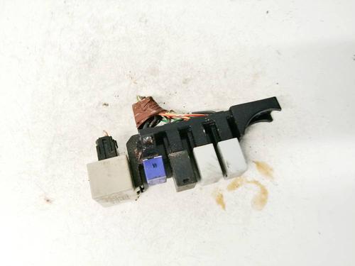 Used Fuse box Fuse box 32573988 32573988