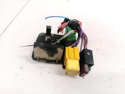 Used Fuse box Fuse box OPEL CORSA B (S93) 1.7 D (F08, F68, M68) (60 hp) 33084804 33084804