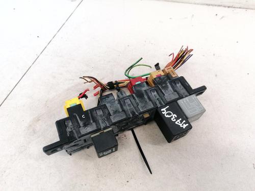 fuse-box-audi-a4-b5-8d2-1994-1995-1996-1997-1998-1999-2000-2001-32884678 main image