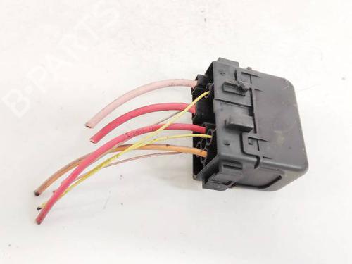 Used Fuse box Fuse box 32928776 32928776