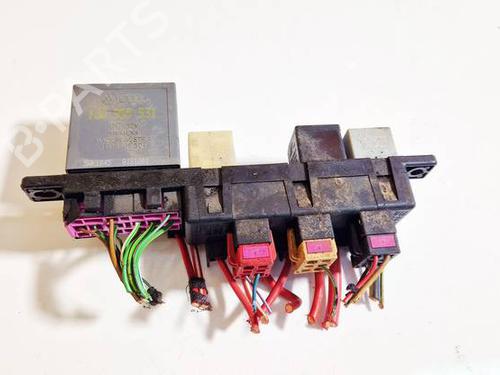 Used Fuse box Fuse box VW BORA I (1J2) 1.9 TDI (101 hp) 32571759 32571759
