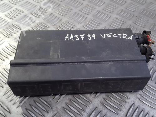 Used Fuse box Fuse box OPEL VECTRA B Estate (J96) 2.0 DTI 16V (F35) (101 hp) 33493685 33493685