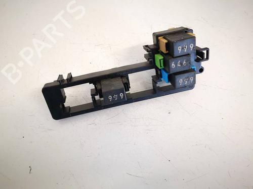 Used Fuse box SKODA SUPERB II (3T4) 2.0 TDI (140 hp) 32581312
