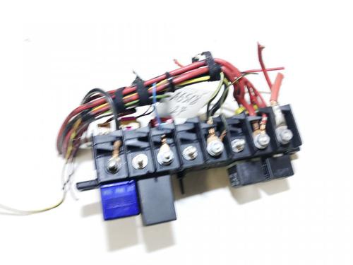 fuse-box-audi-a4-b5-8d2-1994-1995-1996-1997-1998-1999-2000-2001-33075684 main image