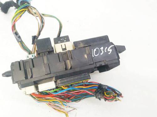 Used Fuse box Fuse box 32584918 32584918