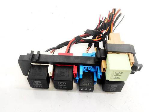 Used Fuse box VW GOLF VI (5K1) 1.6 TDI (105 hp) 32949153
