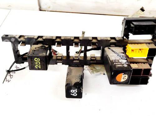Used Fuse box Fuse box AUDI 80 B3 Saloon (893, 894, 8A2) 1.8 S (90 hp) 32938514 32938514