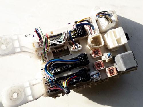 Used Fuse box Fuse box TOYOTA RAV 4 III (_A3_) 2.2 D 4WD (ALA30_, ALA30R) (177 hp) 33517694 33517694