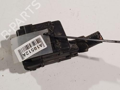 Used Fuse box Fuse box 32572017 32572017