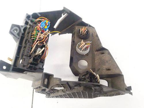 Used Fuse box Fuse box 32589299 32589299