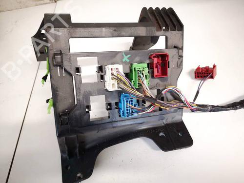 fuse-box-vw-touran-1t1-1t2-2003-2004-2005-2006-2007-2008-2009-2010-2011-32553838 main image