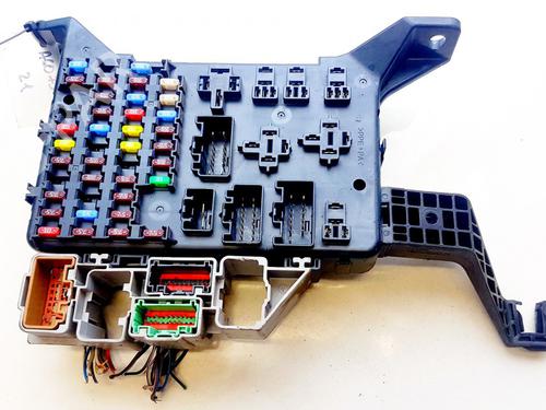 Used Fuse box Fuse box FORD MONDEO III (B5Y) 2.0 TDCi (130 hp) 33064172 33064172