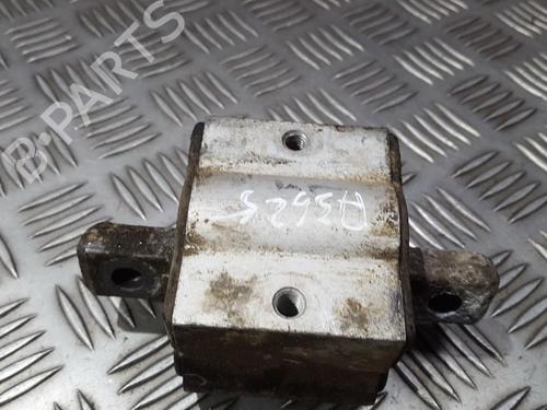 Used Engine mount Engine mount MERCEDES-BENZ C-CLASS (W203) C 180 Kompressor (203.046) (143 hp) 33497960 33497960