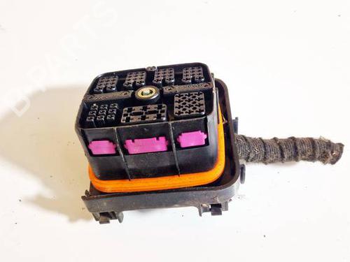 Used Fuse box Fuse box VW POLO IV (9N_, 9A_) 1.2 12V (64 hp) 32571215 32571215