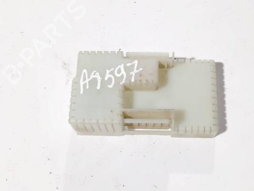 Used Fuse box Fuse box VOLVO V70 III (135) 2.0 FlexiFuel (146 hp) 32966001 32966001