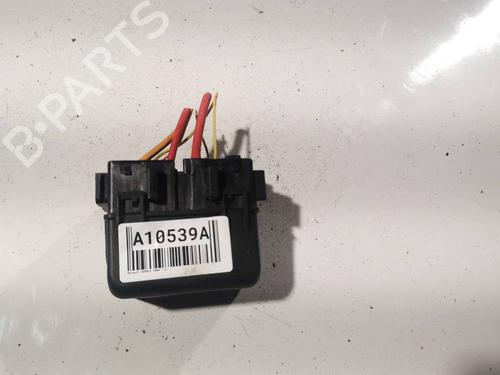 Used Fuse box Fuse box 32567894 32567894