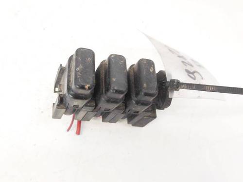 Used Fuse box Fuse box 32957174 32957174