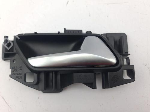 Højre bagtil invendig håndtag PEUGEOT 2008 II (UD_, US_, UY_, UJ_, UR_, UC_) 1.2 PureTech 130 (USHNS, URHNS) (130 hp) 28879384