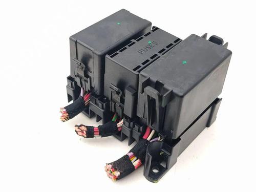 Used Fuse box Fuse box 32675096 32675096