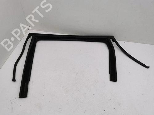 Używane Gumowa uszczelka drzwi Gumowa uszczelka drzwi JEEP CHEROKEE (KL) 2.0 CRD 4x4 (170 hp) 37289681 37289681