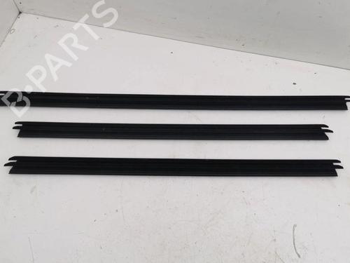 Used Rubber door seal PEUGEOT 2008 II (UD_, US_, UY_, UJ_, UR_, UC_) 1.5 BlueHDI 110 (UDYHSK) (110 hp) 28901056