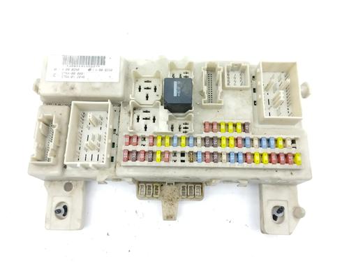 Used Fuse box Fuse box 28871657 28871657
