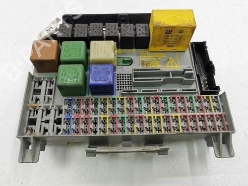 Used Fuse box OPEL VECTRA B Estate (J96) 2.0 DTI 16V (F35) (101 hp) 28848533