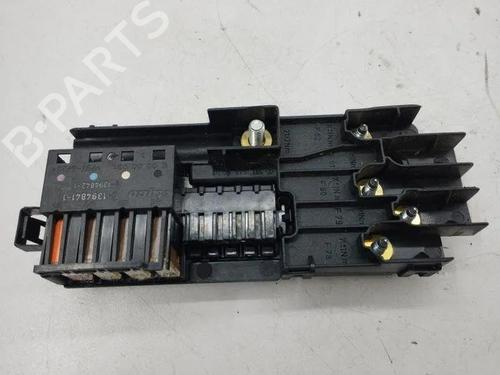 Used Fuse box Fuse box 28852903 28852903