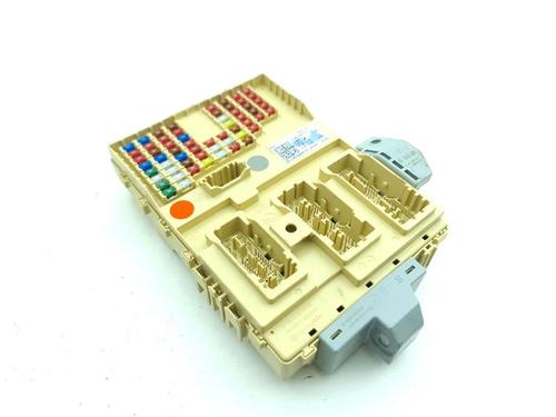Used Fuse box Fuse box 32677102 32677102