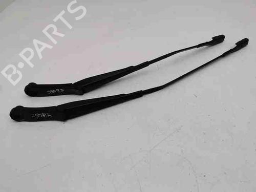 Used Front windshield wiper arm AUDI Q2 (GAB, GAG) 35 TFSI (150 hp) 28861175