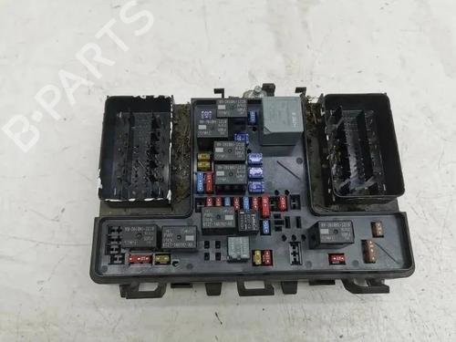 Used Fuse box Fuse box 28863782 28863782