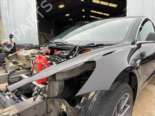 Guarda-lamas esquerdo TESLA MODEL 3 (5YJ3) EV | BP32433416C41