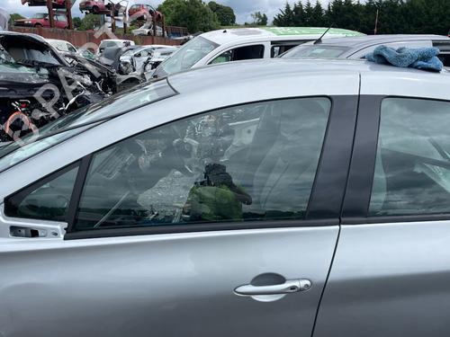 Luna delantera izquierda RENAULT ZOE (BFM_) R110 (108 hp) 29695569