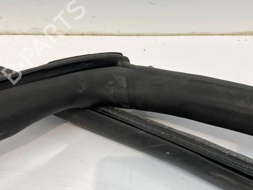 Gumowa uszczelka drzwi TESLA MODEL S (5YJS) 85 | BP29690130C142