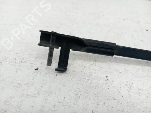 Used Front windshield wiper arm VW TOURAN (1T1, 1T2) 1.9 TDI (105 hp) 28740593