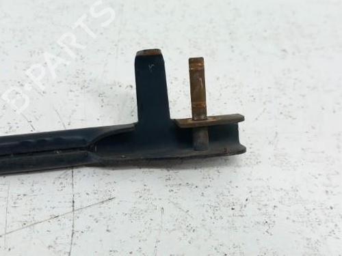 Used Front windshield wiper arm VW POLO IV (9N_, 9A_) 1.2 12V (64 hp) 28746813
