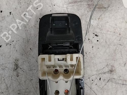Højre bagtil elrude kontakt TOYOTA RAV 4 II (_A2_) 2.0 D 4WD (CLA20_, CLA21_, CLA20R, CLA21R) (116 hp) 28763653