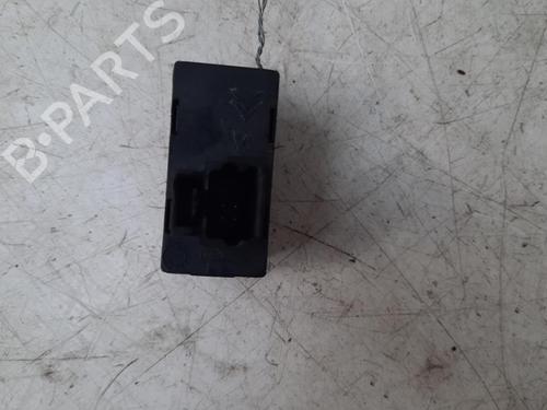 Used Right rear window switch PEUGEOT 407 (6D_) 2.0 HDi 135 (6DRHRH, 6DRHRE, 6DRHRG, 6DRHRJ) (136 hp) 28751976