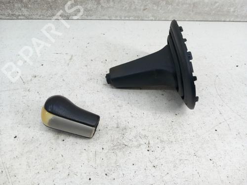 Used Shift knob Shift knob TOYOTA YARIS (_P9_) 1.4 D-4D (NLP90_, NLP90R) (90 hp) 28744057 28744057
