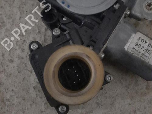 Rudehejsemekanisme venstre bagtil TOYOTA COROLLA Verso (ZER_, ZZE12_, R1_) 2.2 D-4D (AUR10_, AUR10R) (136 hp) 28749091